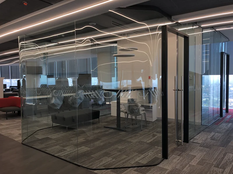 Mamparas divisorias de oficinas proyecto Nissan en CDMX